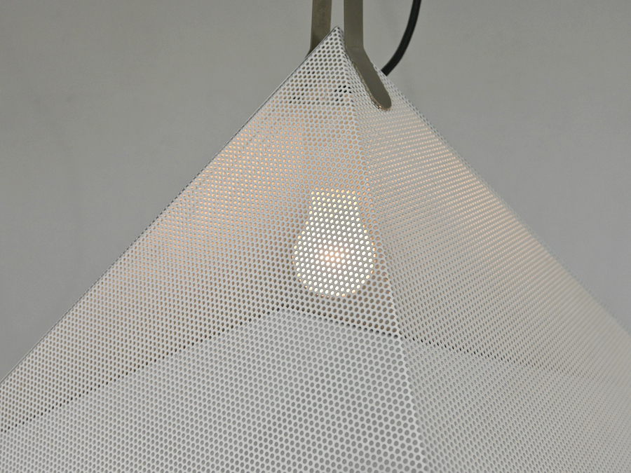 三原昌平 ヤマギワ 金属製 ピラミッド型 ペンダントライト【白色