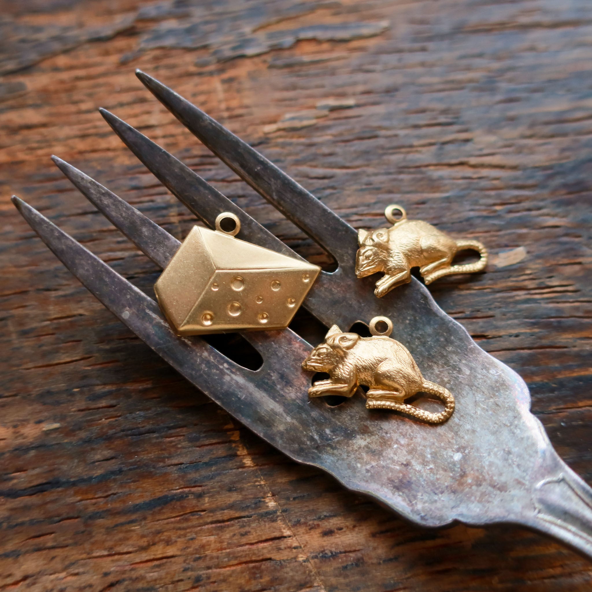 ネズミの装飾付き金属製ボウル ネズミの装飾付き金属製ボウル