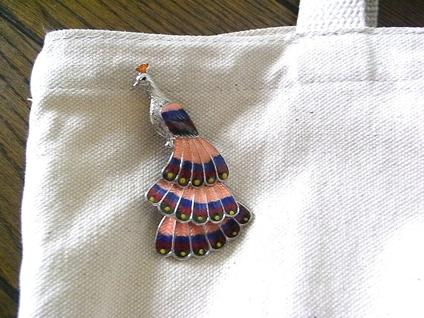 七宝の孔雀のブローチ | iichi 日々の暮らしを心地よくする